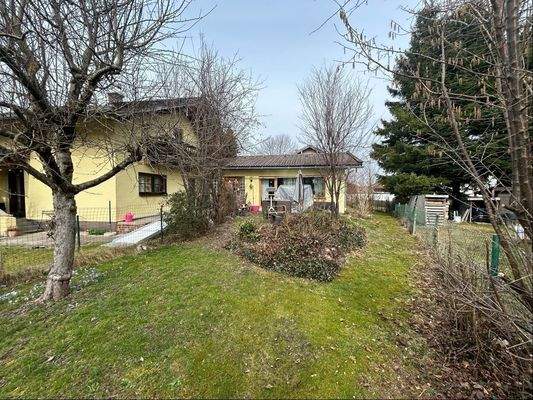 Blick auf Bungalow und EFH