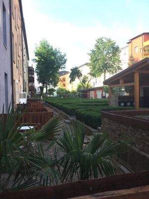 Der Blick von der Terrasse in den Garten/Innenhof