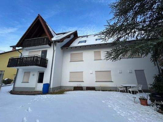 Rückseite Immobilie mit Blick auf Balkon