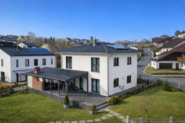 Gartenansicht mit weißer Fassade