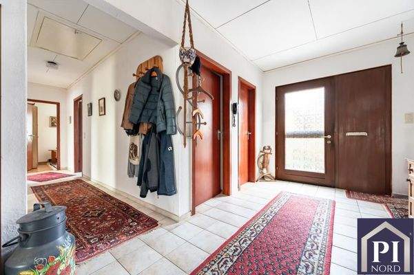 Großzügiger und heller Flur 