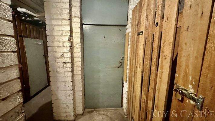 Tür zum Kellerabteil