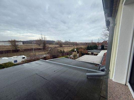 Blick vom 1.OG über den Parkplatz