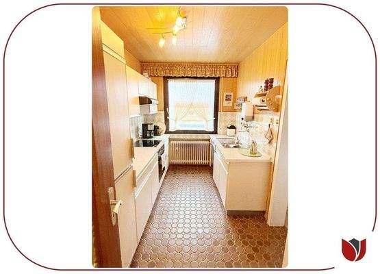 Küche mit Einbauküche und Gasetagenheizung