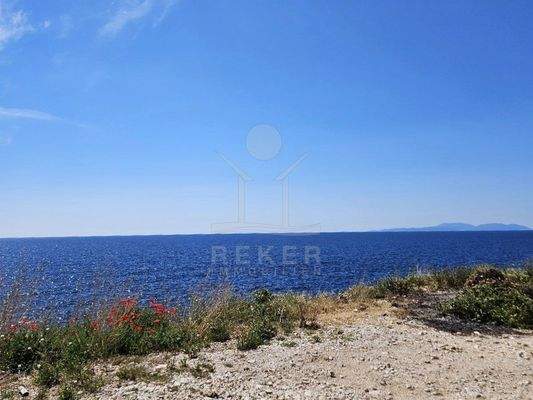 Attraktives Baugrundstück nur 30 m vom Meer entfernt