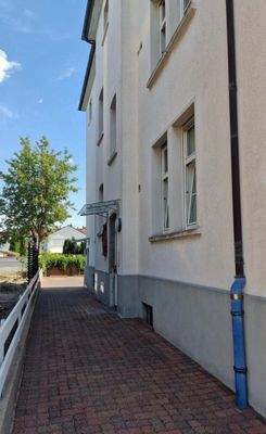 23.)  .......  Zugang und Zufahrt zum Wohnhaus und