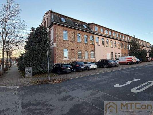 Hausansicht mit Parkplätzen