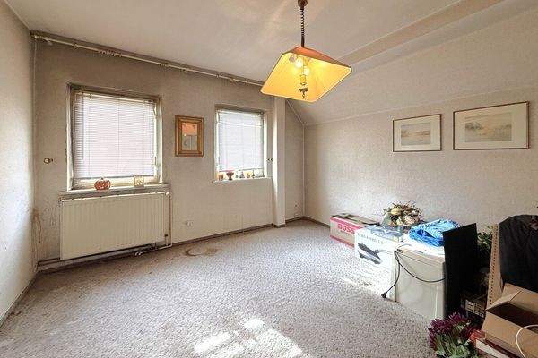 Wohnzimmer mit Gestaltungspotenzial im  Dachgeschoss