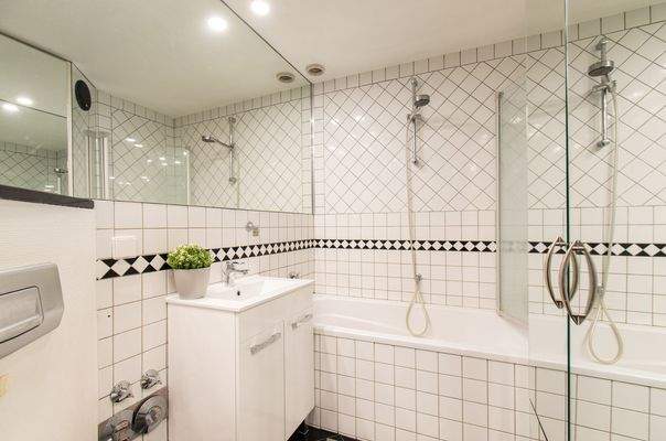 Vollbad mit viel Spiegelfläche.jpg