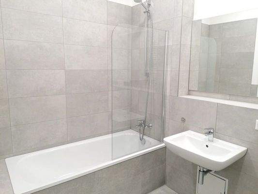 Bad mit Wanne und Fußbodenheizung