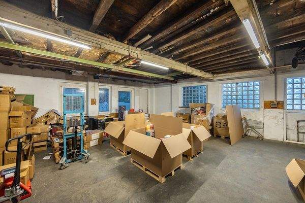 Gewerbe, OG, rechts: Lagerfläche, kann per Kran erreicht werden