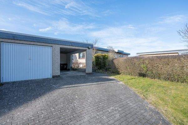 Garage, Carport und Stellplätze