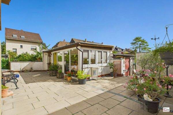 Innenhof und beheizter Wintergarten