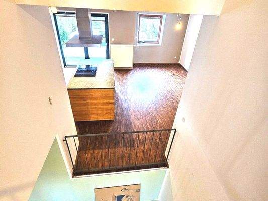 Blick von Kinder-/Arbeitszimmer in die große Wohnküche