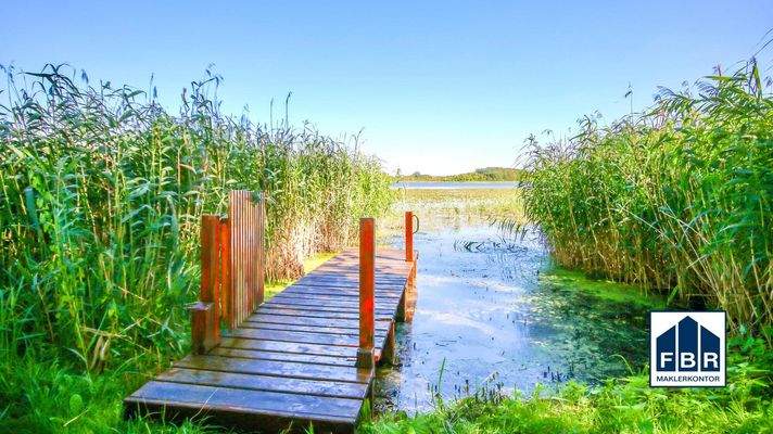 Der Bootssteg am Grundstück