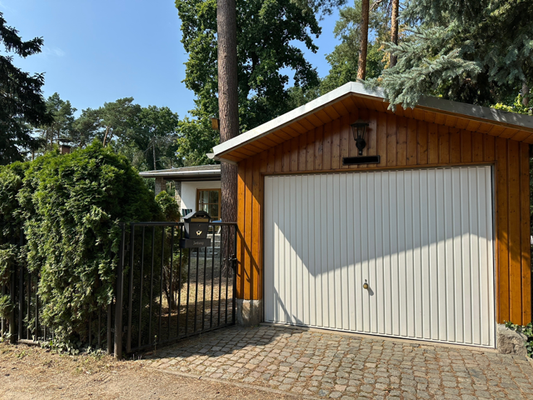 Außenansicht mit Carport