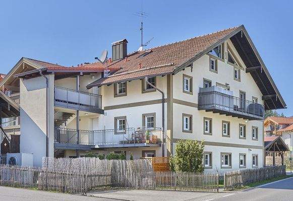 Hausansicht mit Treppenaufgang