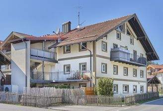 Hausansicht mit Treppenaufgang