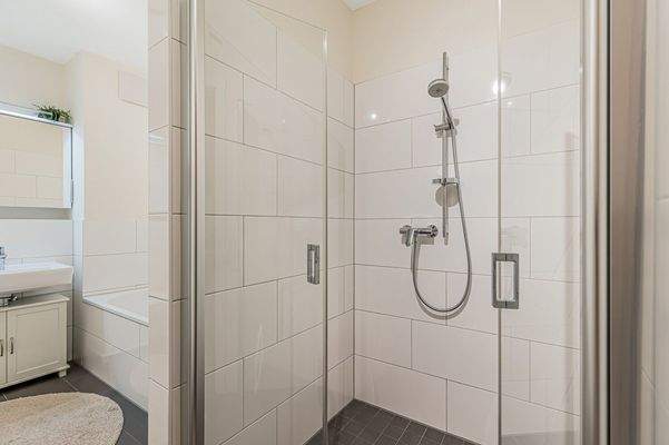 Vollbad mit großer ebenerdiger Dusche