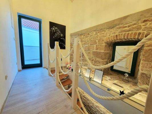 Elegante Schlafzimmer mit Galerieebene