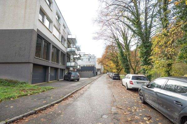 Genügend kostenfreie Parkplätze neben dem Haus