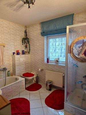 Tageslichtbad mit Dusche und Wanne