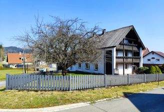 Wohnhaus mit Vorgarten