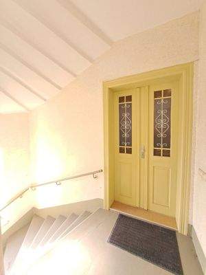 Hausflur mit Wohnungseingangstür