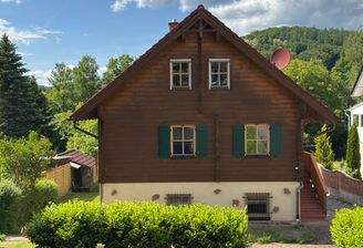 Ansicht mit Vorgarten