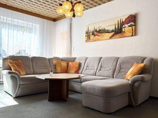 Blick in das Wohnimmer mit Zugang auf die Terrasse