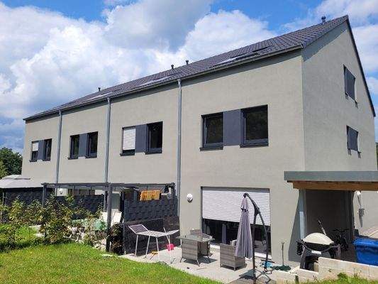 Vorderansicht Haus und Einfahrt