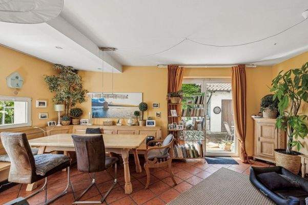 Esszimmer mit Zugang zur Süd-Terrasse
