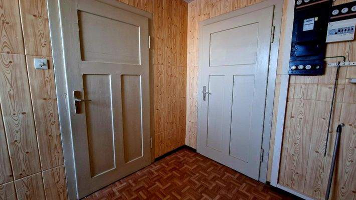 Treppenflur mit Zugang zu den Zimmern im OG 