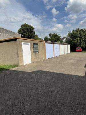 Innenhof mit Garagen