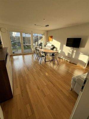 Große Fensterfront mit Terrassenzugang