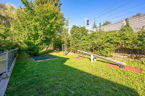 Garten mit Kinderspielplatz