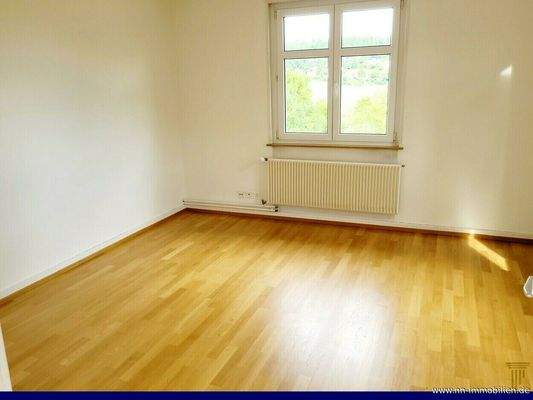 Helles Zimmer mit Blick ins Grüne.