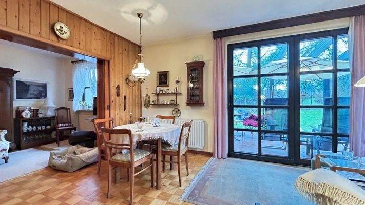 Wohnbereich mit Zugang zur Terrasse