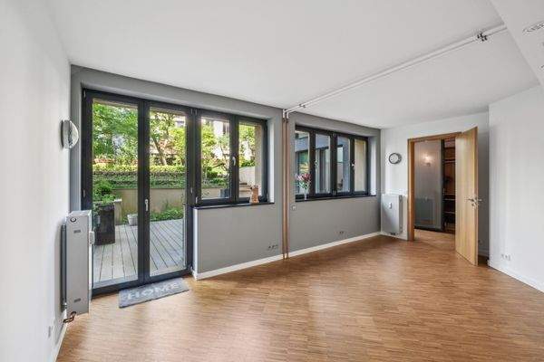 Großzügiger Wohnraum mit direktem Zugang zur Terrasse