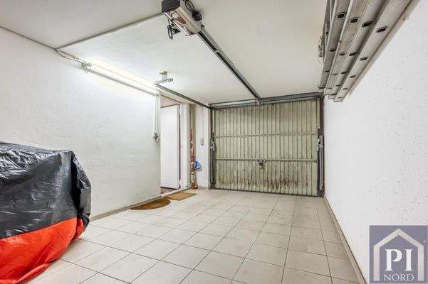 Große Garage mit Abstellmöglichkeiten