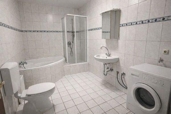 Geräumiges und komfortables Badezimmer