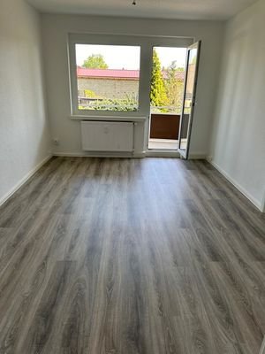 Musterbild Wohnzimmer mit Balkon