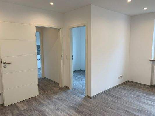 Blick vom Wohnzimmer zur Diele und zum Schlafzimmer