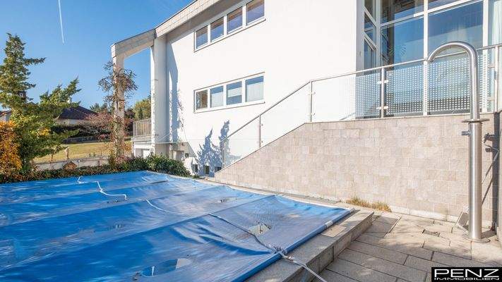 Pool mit Außendusche