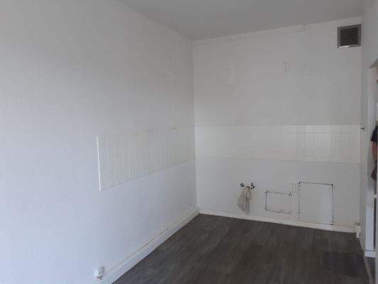 Leerer Raum mit Fliesenwand