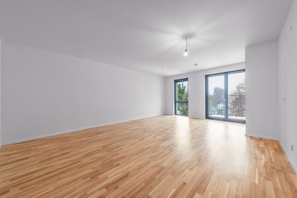 Wohn-Ess-Kochbereich mit Balkon