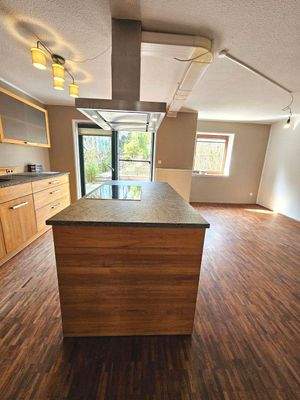 Kochinsel mit Blick in den Garten