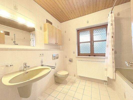 Großes Kinderbad mit Fenster