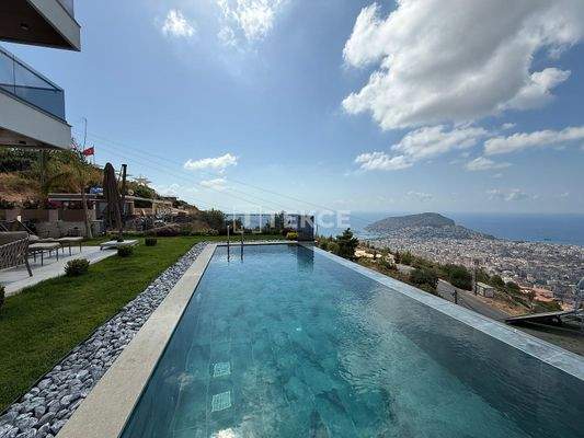 Sea-View Villa with Smart Home System in Alanya