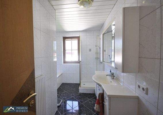 Doppelhaushälfte in Aussichtslage - Bad mit Fenster